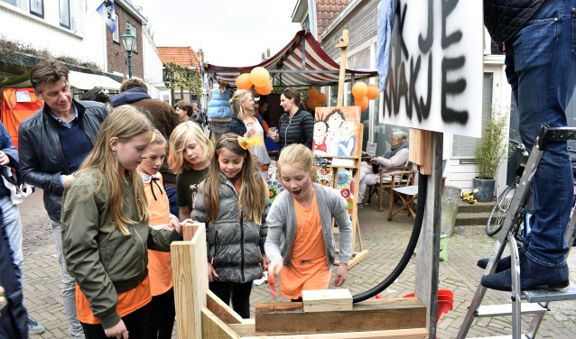 De koningsdagactiviteiten zijn in de Dorpsstraat. | Foto: archief/ Peter Schipper