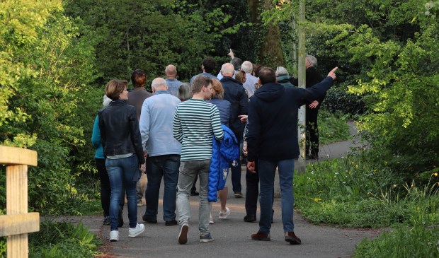 Houtduif, turkse tortel, holenduif, de pimpelmees, merel, koolmees, groenling, ekster, gaai, kauw, halsbandparkiet en de boomkruiper. De vogelrijkdom in het bosplantsoen aan het Heelblaadjespad is groot.