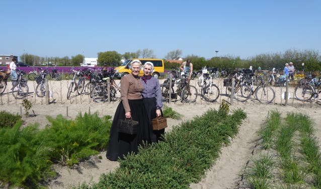 De Klederdrachtgroep deed ook mee tijdens de Boerenmarkt op Veldzicht. | Foto: Ina Verblaauw