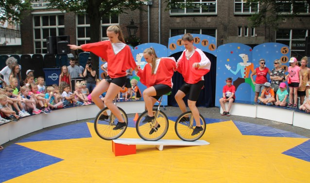 Kindercircus Atleta treedt op tijdens Koningsdag in Voorhout. | Foto: pr.