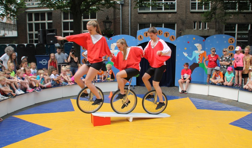 Kindercircus Atleta treedt op tijdens Koningsdag in Voorhout. | Foto: pr.