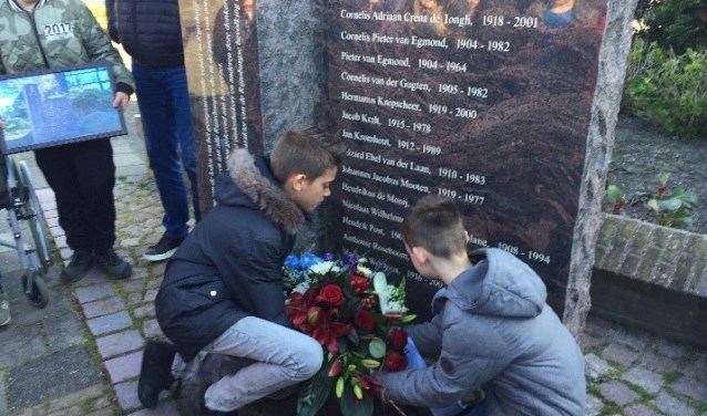 Bij het monument zijn bloemen gelegd.