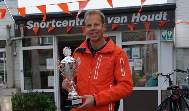 Roger van Houdt met de Theo van Houdt wisselbokaal.