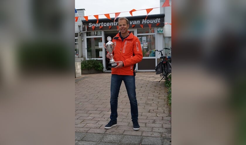 Roger van Houdt met de Theo van Houdt wisselbokaal.