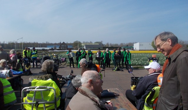 Het dameskoor 'Geen gehoor' uit Noordwijk verzorgt een optreden aan de Zilkerbinnenweg | Foto: Piet de Boer
