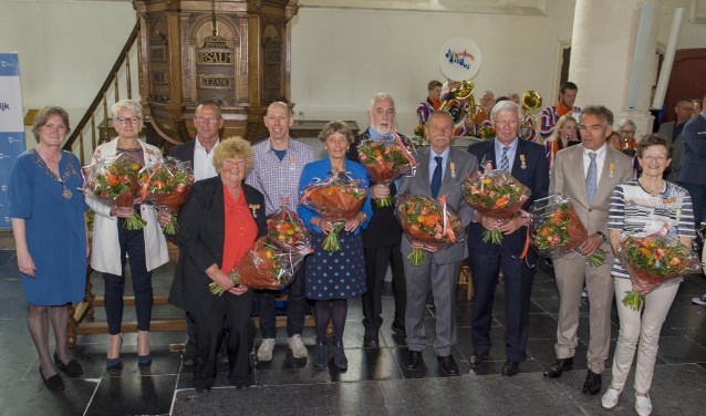 De tien gedecoreerden. | Foto: Willem Krol