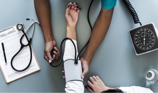 Bij de gezondheidscheck wordt onder meer de bloeddruk gemeten.