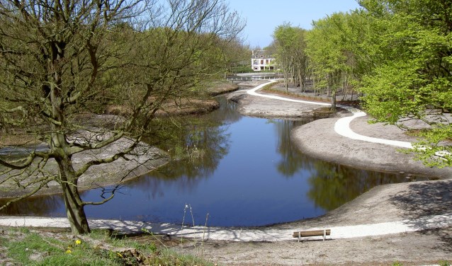 Dijkenburg en de Spiegelvijver na de renovatie: precies op de grens Noordwijk/Noordwijkerhout. | Foto: Marca Bultink