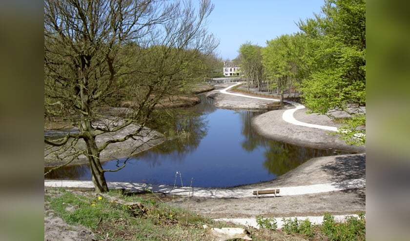 Dijkenburg en de Spiegelvijver na de renovatie: precies op de grens Noordwijk/Noordwijkerhout. | Foto: Marca Bultink