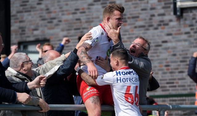 Nick van Staveren en Denzel James vieren een feestje na de winnende goal. | Foto: OrangePictures