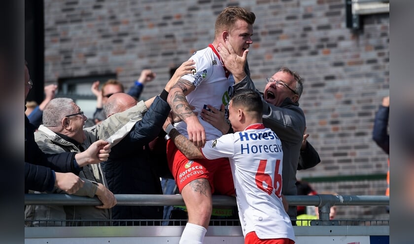 Nick van Staveren en Denzel James vieren een feestje na de winnende goal. | Foto: OrangePictures