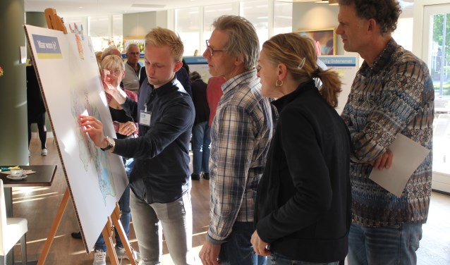 De borden over de visie op de centra en de veiligheid worden met veel opmerkingen beplakt. | Foto: Nico Kuyt