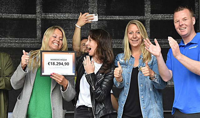 Marjolein van Zanten (links) met de cheque voor Nina Schmitz (tweede van links). | Foto: Piet van Kampen