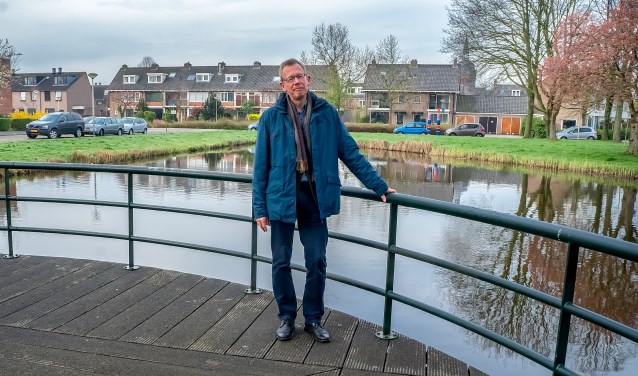 Clemens van Soest op het terras naast 't Buurthuis van Stichting Buurtactief Het Oude Dorp.