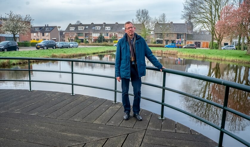 Clemens van Soest op het terras naast 't Buurthuis van Stichting Buurtactief Het Oude Dorp.