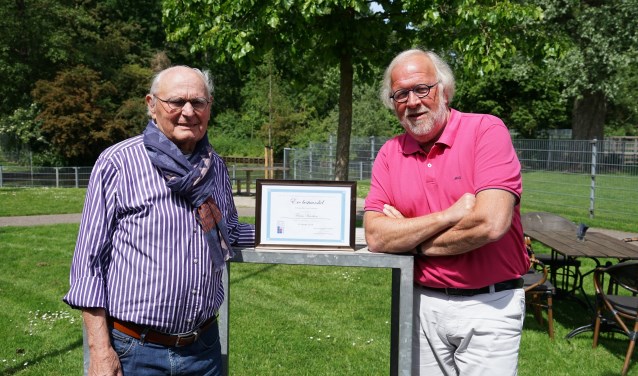 Frans Brocken (links) is ere-bestuurslid van de St. Hart voor Leiderdorp. Rechts voorzitter Eric Filemon.