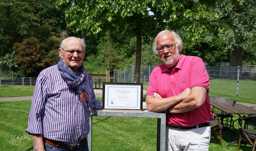 Frans Brocken (links) is ere-bestuurslid van de St. Hart voor Leiderdorp. Rechts voorzitter Eric Filemon.
