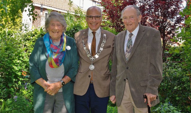 Toot en Frits Welter met burgemeester Jaensch in hun midden. | Foto Willemien Timmers