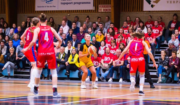 Ilse Kuijt legt aan voor een schot tegen Loon Lions.