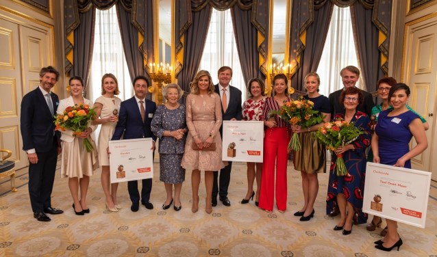 Het koninklijk paar en prinses Beatrix met de 'winnaars': het grote Appeltje is voor Met je Hart (midden). | Foto: pr