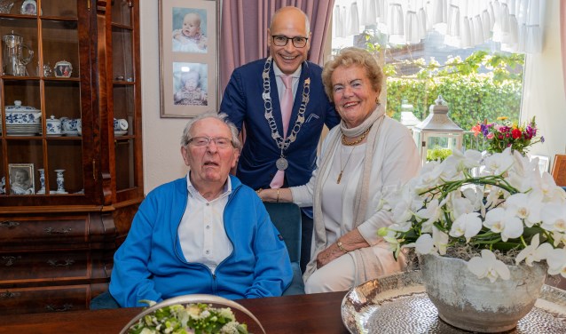 Burgemeester Emile Jaensch feliciteerd Nelly en Nico Bouwman met hun diamanten huwelijk.
