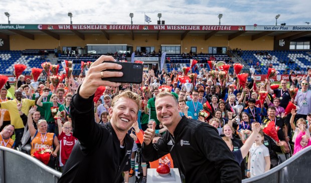 Dirk Kuyt maakt een selfie tijdens de Kampioenendag 2018 op Nieuw Zuid in Katwijk.