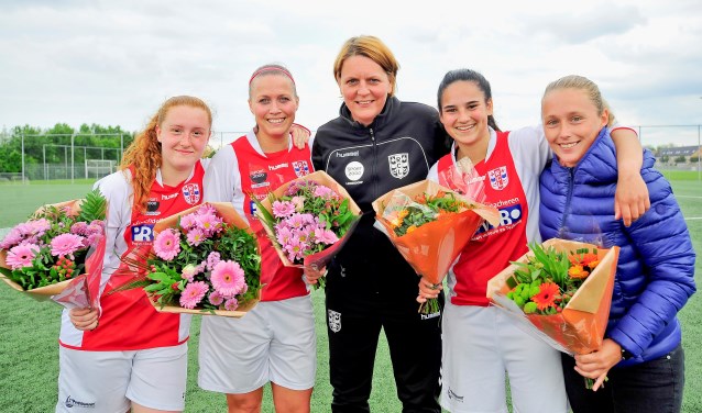 RCL nam afscheid van v.l.n.r. Luna van den Hout, Sabine Verheul, coach Janet Griffioen, Jennifer Beharie en Dominique van Wensveen.