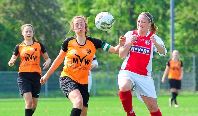 Sabine Verheul van RCL in duel met aanvoerster Sanne Beerta van Oranje Nassau.
