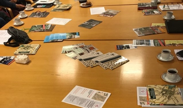Een volle vergadertafel bij het CHG. | Foto: Jacolien van der Valk.