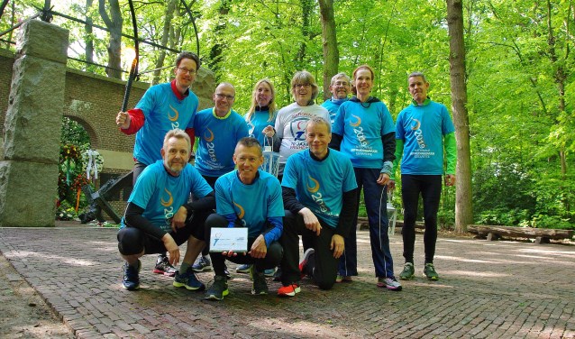 De loopgroep bij het herdenkingsmonument.