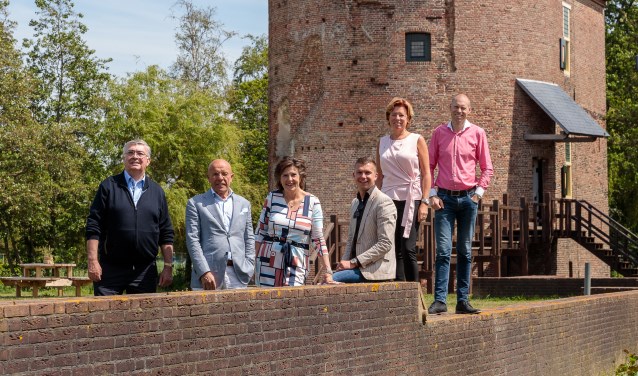 Vlnr: Klaas Slootweg, Wim Kruyt, Dorien Wassenaar, Robert Faas, Angela Kujach, Martijn Claassen. | Foto: Sven vd Vlugt.