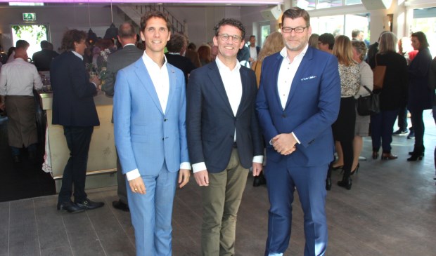 Gastheer Peter Duivenvoorde (R) verwelkomde wethouder Roberto ter Hark(L) en NOV-voorzitter Cees van Wijk in het Koetshuis van Landgoed Tespelduin. | Foto: WS