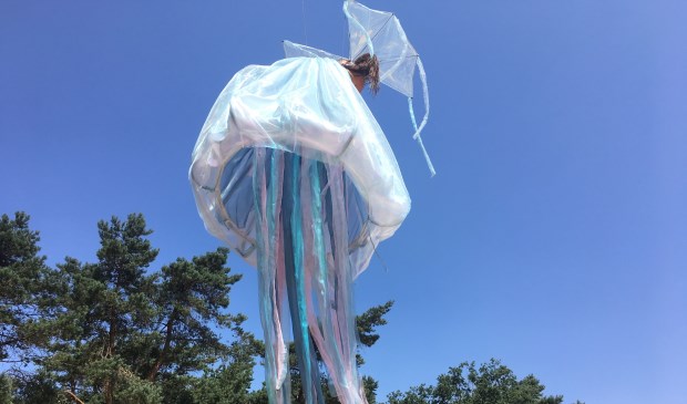 Een kwal hangt in de lucht, transformeert tijdens de performance en stort uiteindelijk neer om op de grond een celesta te bespelen.