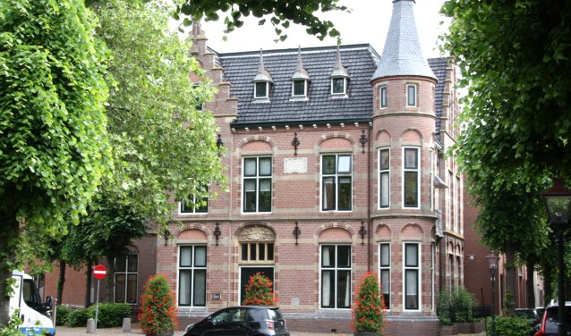 De beide gemeentehuizen worden gemeentekantoren met flexibele werkplekken. | Foto: Wim Siemerink