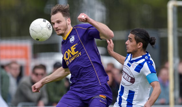 Frank Tervoert, goed voor de 2-0 en de 4-0 en Milan Intezar van FC Lienden. | Foto: Wim Dobbes, Orange Pictures