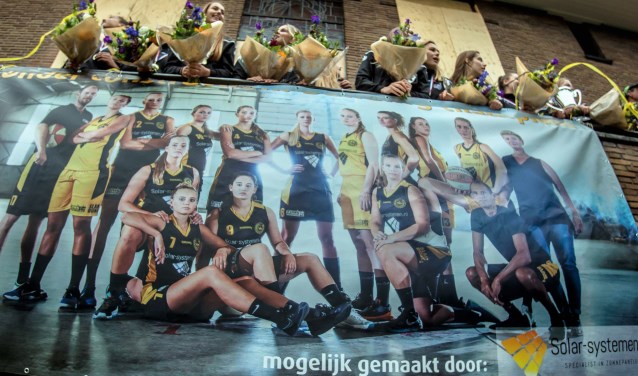 De landskampioenen op het balkon.