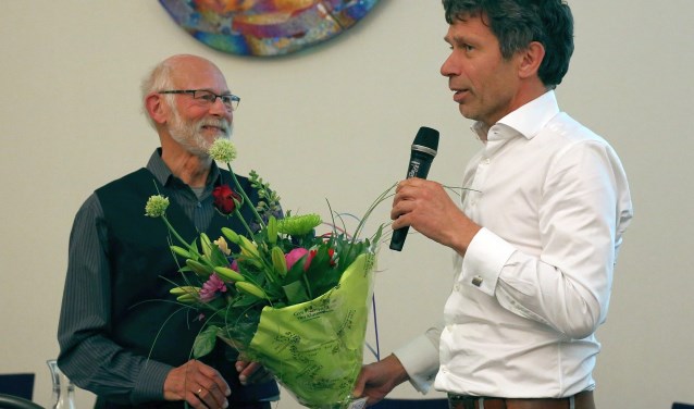 Een boeket bloemen voor verhalenverteller Ton Hetebrij.