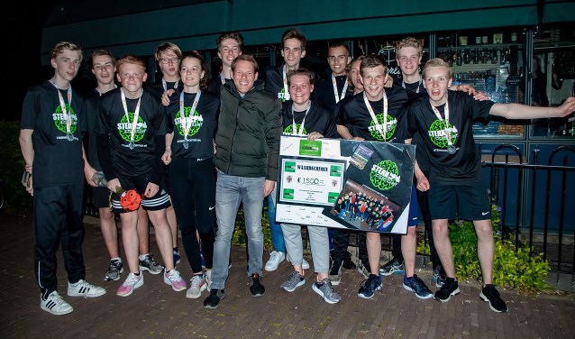 Charles La Haye met dochter Demi en de spelers van RCL JO17-6.