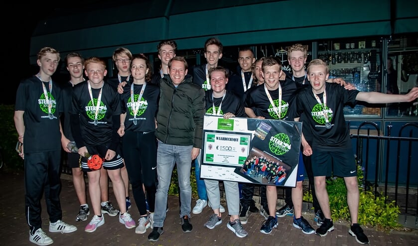 Charles La Haye met dochter Demi en de spelers van RCL JO17-6.
