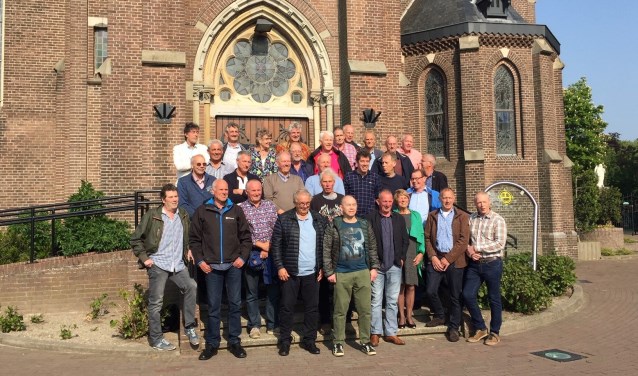 Klassenfoto uit 1969 toen (boven), en nu in 2019 voor de Bartholomeuskerk. | Foto's: pr./met dank aan Ruud Bakker