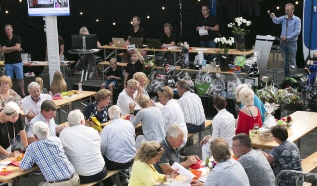 De sfeer bij de jaarlijkse veiling is ook altijd gezellig.