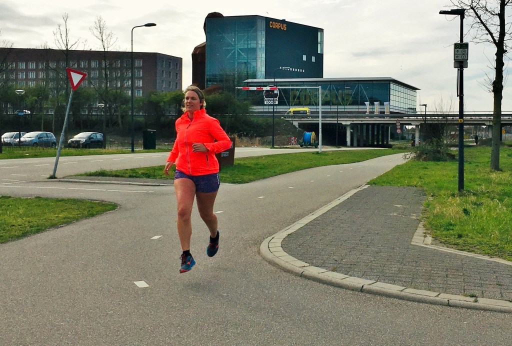 De Boerhaave-route leidt Femke ook langs Corpus. Een belangrijke link naar Boerhaave die ook hoogleraar praktische geneeskunde was. | Eigen Foto