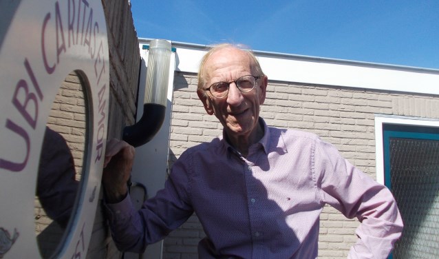 Jacques Kerklaan in de tuin bij zijn favoriete spreuk: 'Waar barmhartigheid en liefde is, daar is God.' | Foto: Piet de Boer