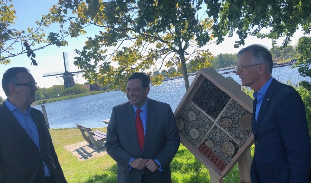 Hoogheemraad Marco Kastelein (rechts), wethouder Rob ten Boden (links) en gedeputeerde Rik Janssen (midden) onthulden samen het bijenhotel op de Zijldijk (ter hoogte van Zijldijk nr. 7). | Foto: PR
