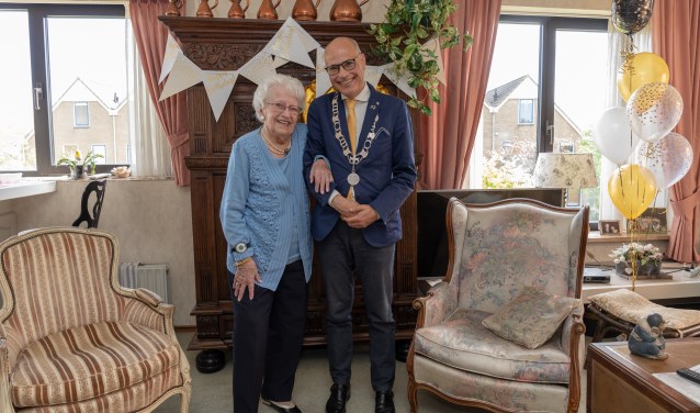 Burgemeester feliciteerde de honderdjarige Riek van Leeuwen-Segers.