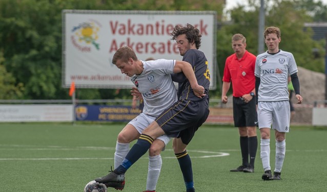 Daniël van Vliet, de maker van de 2-0, in duel om de bal.