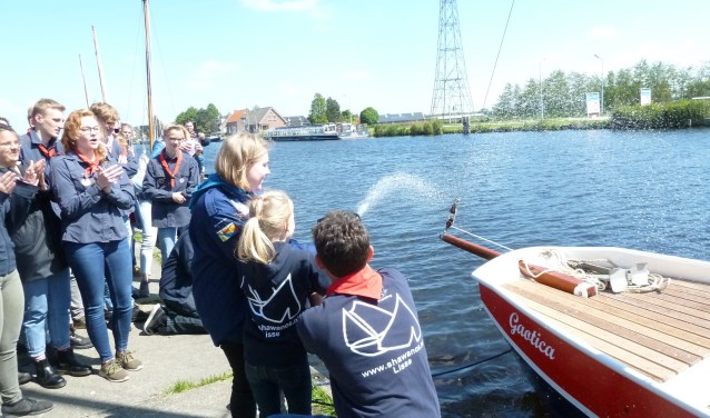 Lisanne de Winter (l.) en Lisa Meeuwissen dopen de schouw, geholpen door voorzitter Paul Scheps.