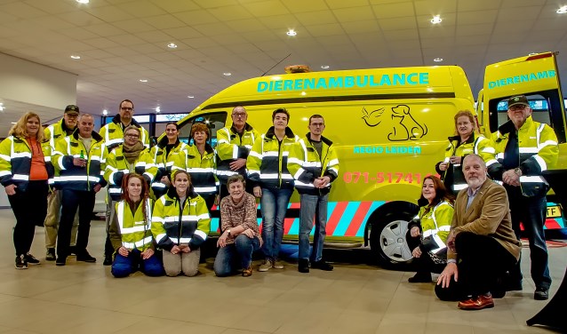 De wagen van de Dierenambulance met een deel van de vrijwilligers en de bestuursleden.