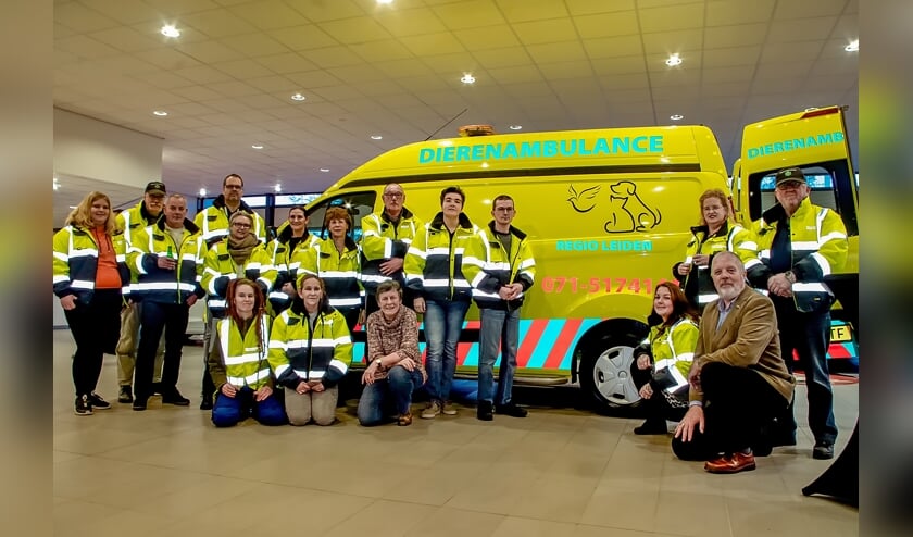 De wagen van de Dierenambulance met een deel van de vrijwilligers en de bestuursleden.