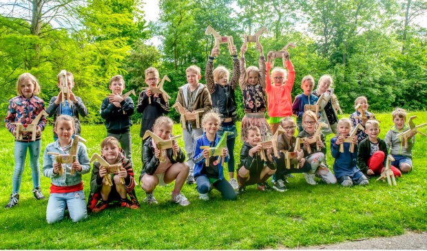 De leerlingen van de School Kastanjelaan met hun zelfgemaakte kunstwerken.